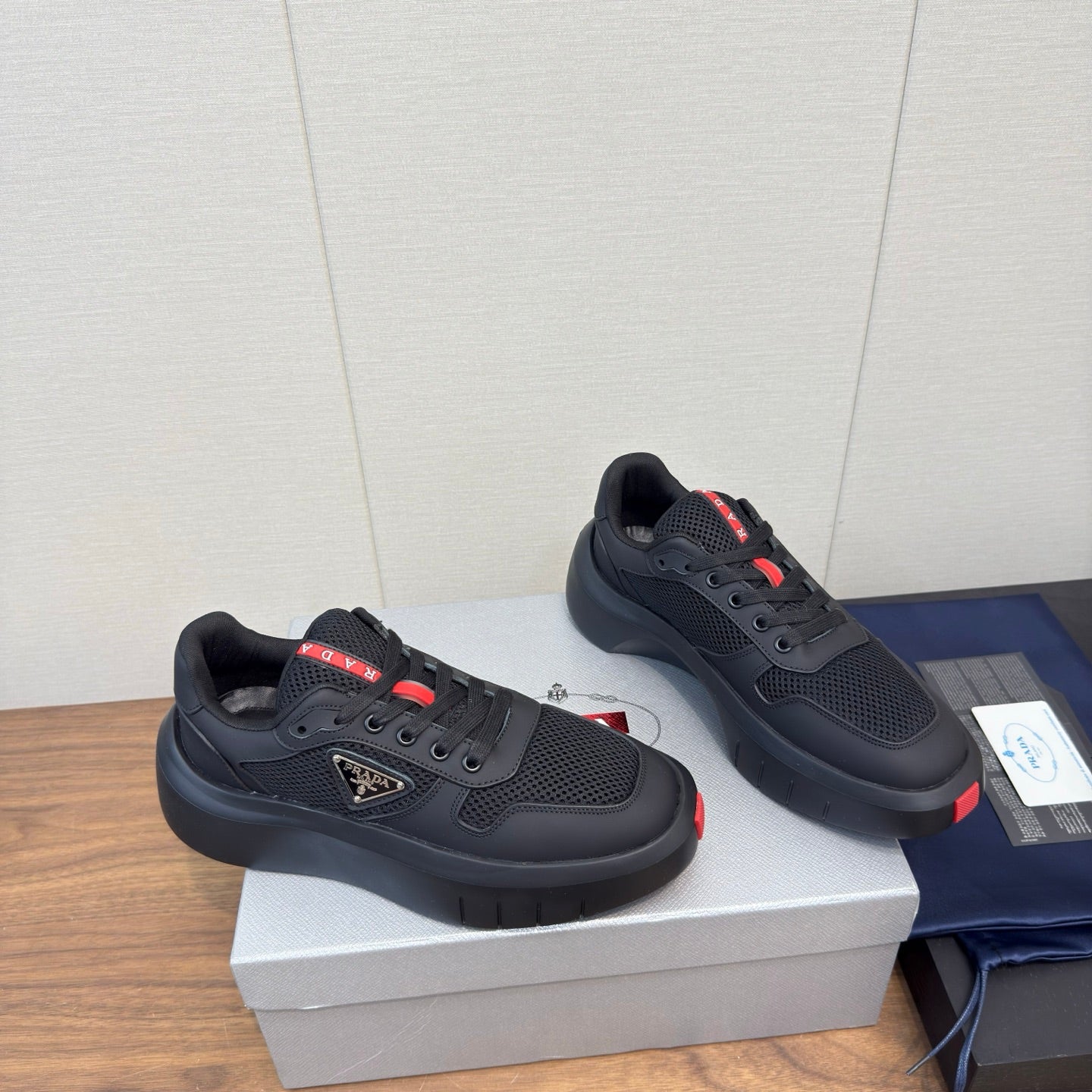 PRADA 25S SPORTY STYLE MEN SNEAKERS LOGO 45MM IN BLACK AND RED CALFSKIN - 35