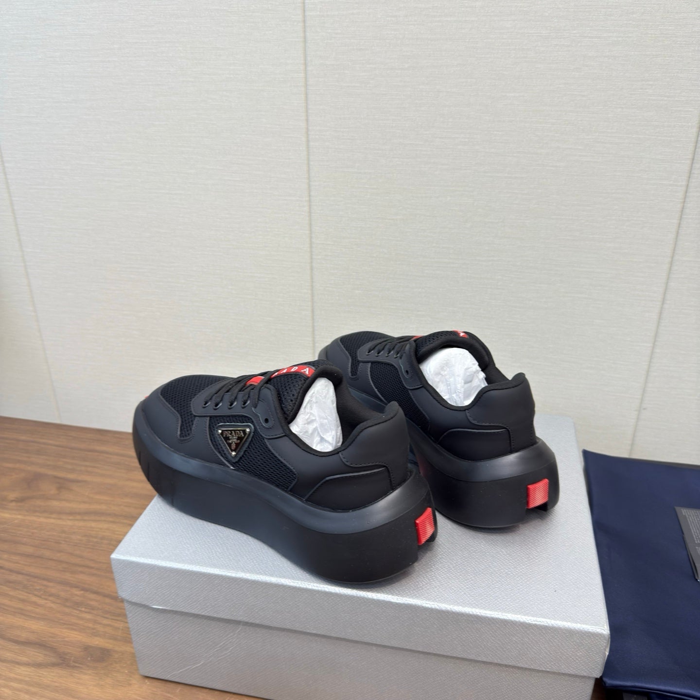 PRADA 25S SPORTY STYLE MEN SNEAKERS LOGO 45MM IN BLACK AND RED CALFSKIN - 35