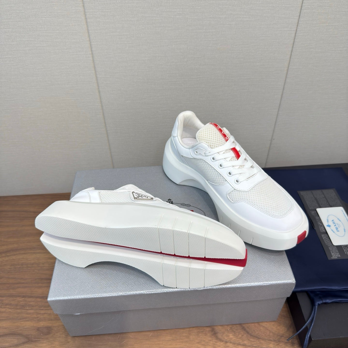 PRADA 25S SPORTY STYLE MEN SNEAKERS LOGO 45MM IN WHITE AND RED CALFSKIN - 35
