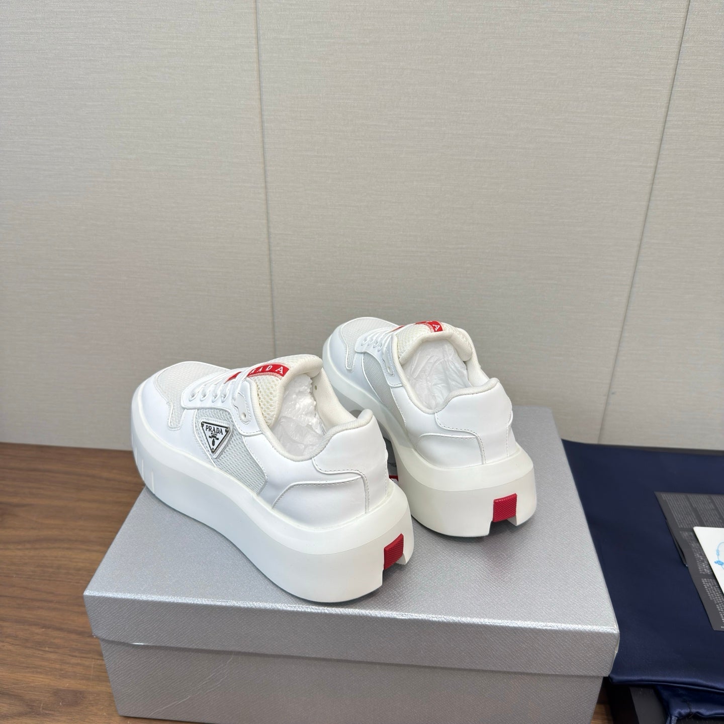 PRADA 25S SPORTY STYLE MEN SNEAKERS LOGO 45MM IN WHITE AND RED CALFSKIN - 35