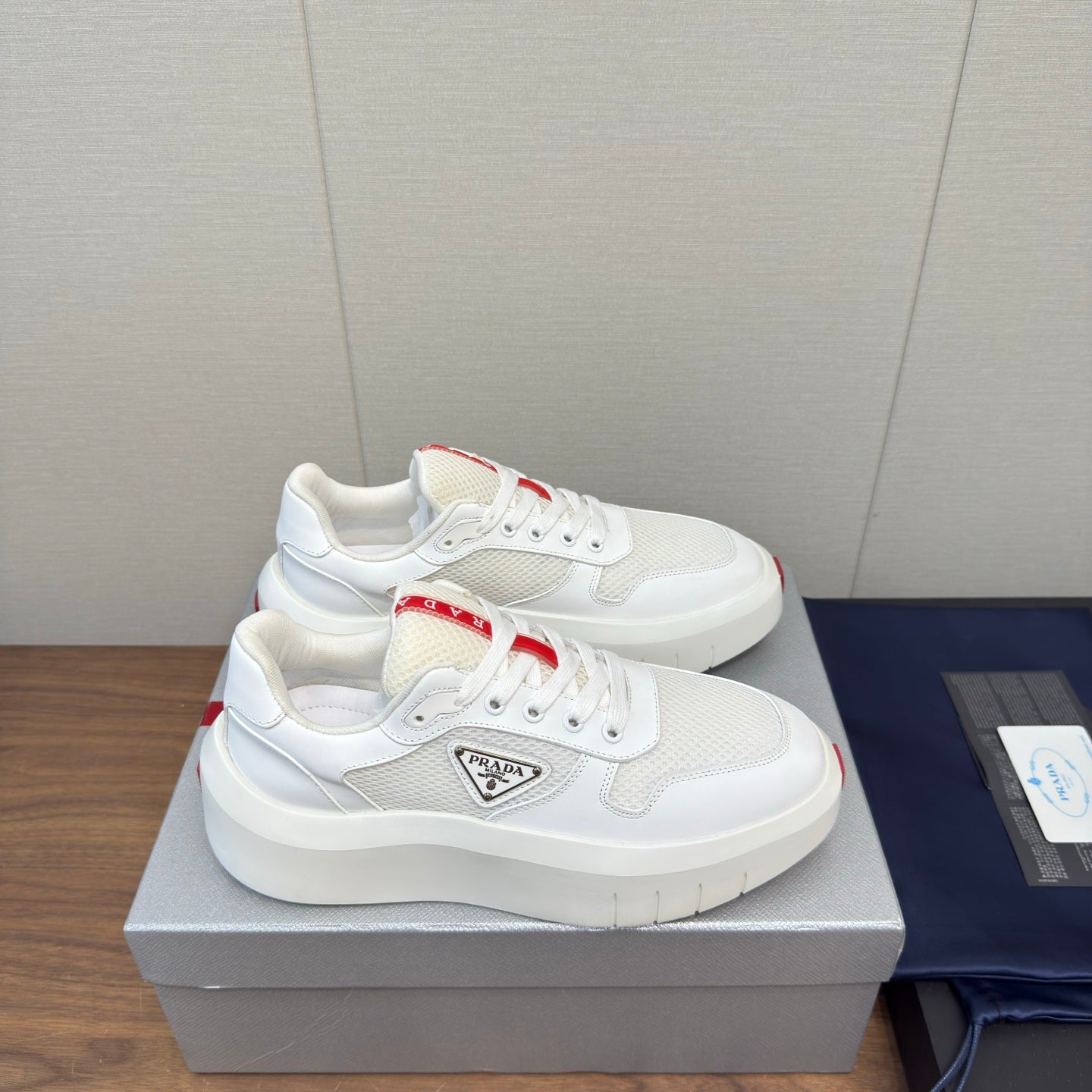 PRADA 25S SPORTY STYLE MEN SNEAKERS LOGO 45MM IN WHITE AND RED CALFSKIN - 35