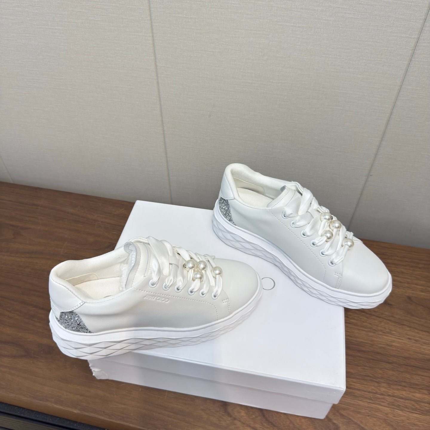 КРОСІВКИ JIMMY CHOO 26S, 55 ММ, З БІЛОЇ ТЕЛЯЧОЇ ШКІРИ, ПРИКРАШЕНІ ПЕРЛИНАМИ