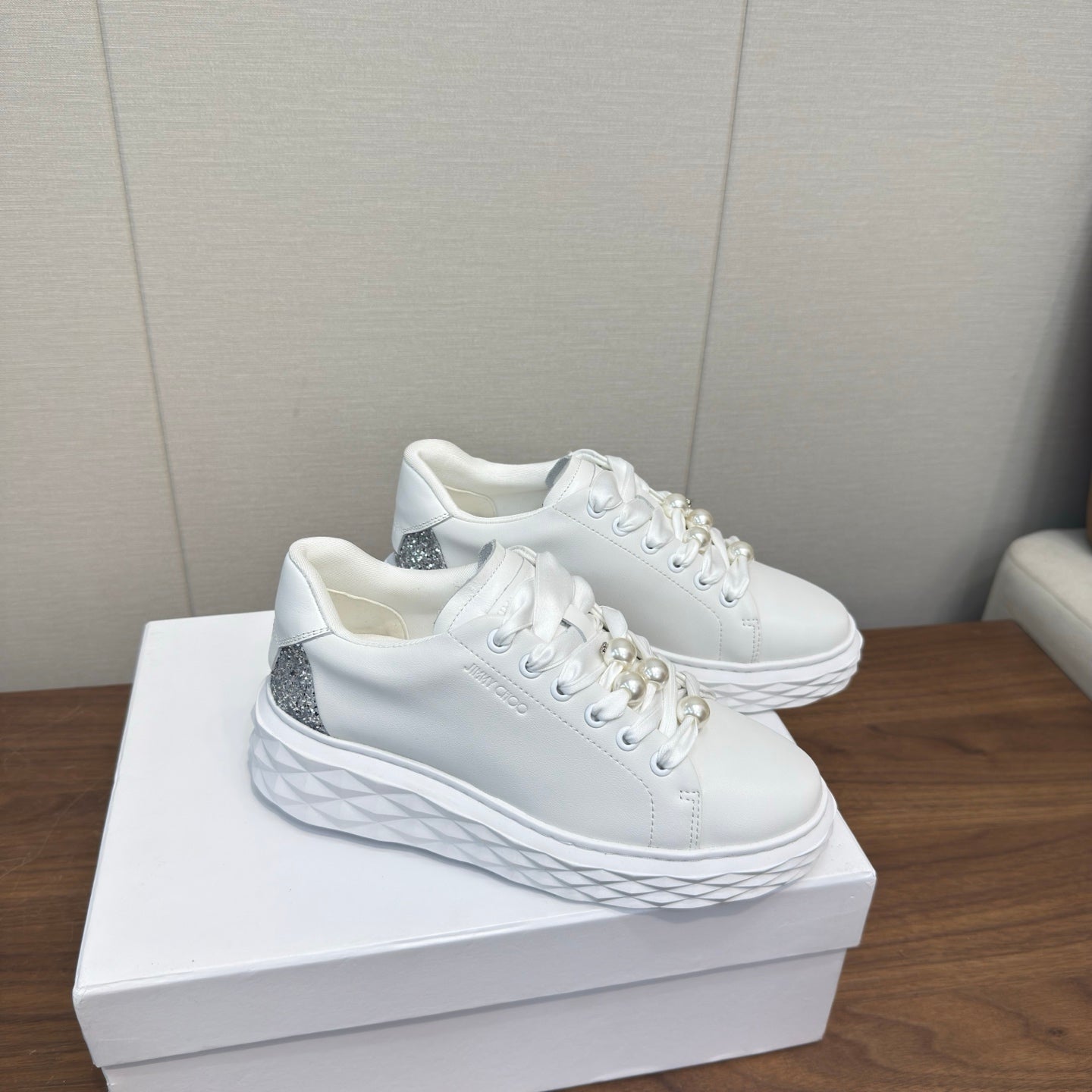 КРОСІВКИ JIMMY CHOO 26S, 55 ММ, З БІЛОЇ ТЕЛЯЧОЇ ШКІРИ, ПРИКРАШЕНІ ПЕРЛИНАМИ