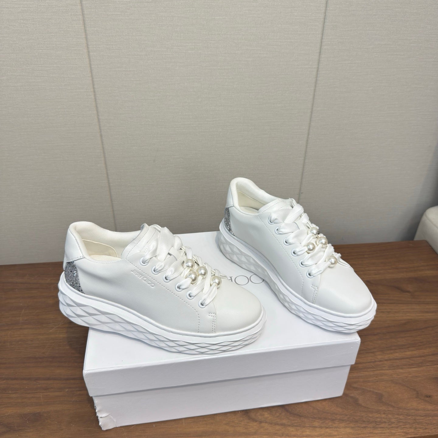 КРОСІВКИ JIMMY CHOO 26S, 55 ММ, З БІЛОЇ ТЕЛЯЧОЇ ШКІРИ, ПРИКРАШЕНІ ПЕРЛИНАМИ