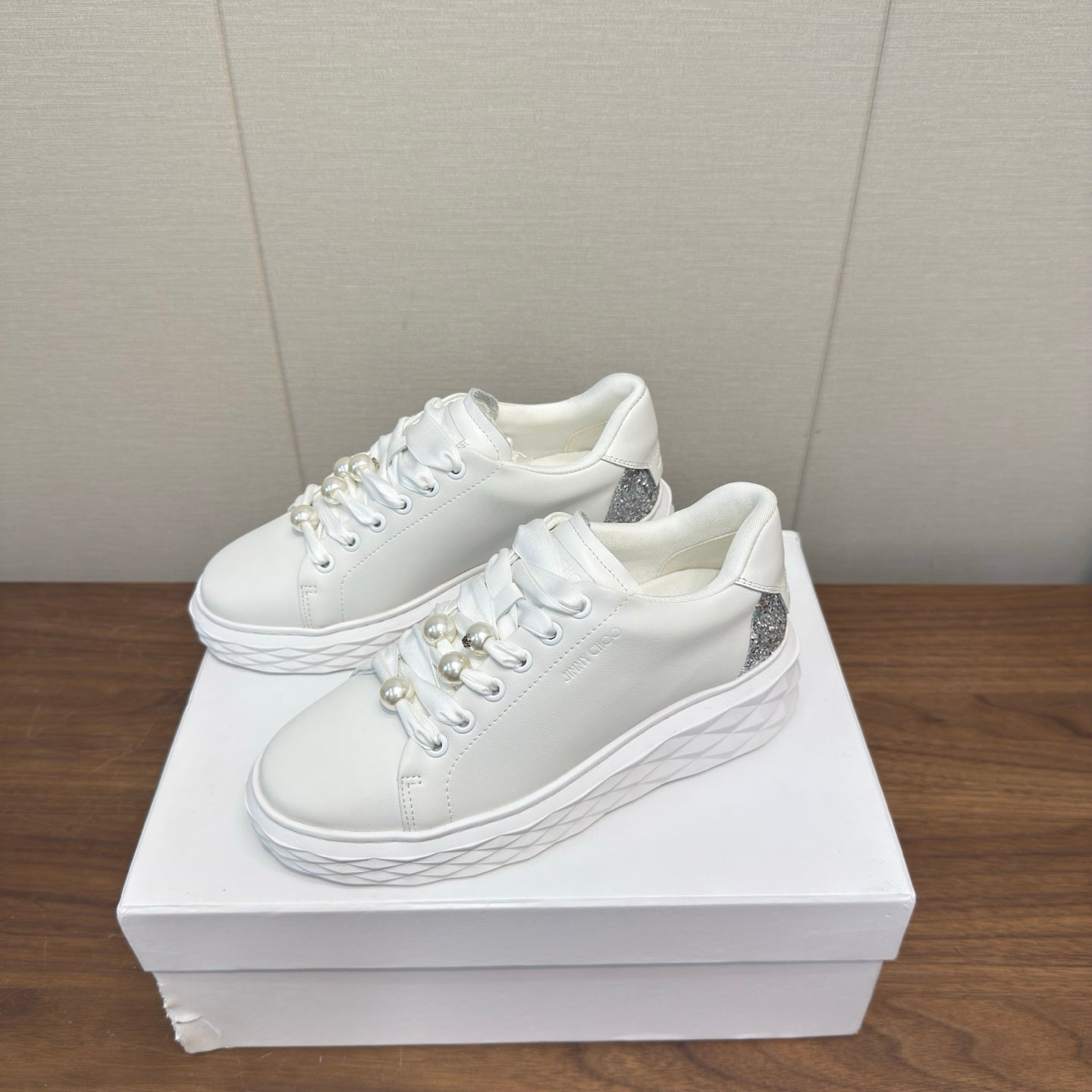 КРОСІВКИ JIMMY CHOO 26S, 55 ММ, З БІЛОЇ ТЕЛЯЧОЇ ШКІРИ, ПРИКРАШЕНІ ПЕРЛИНАМИ