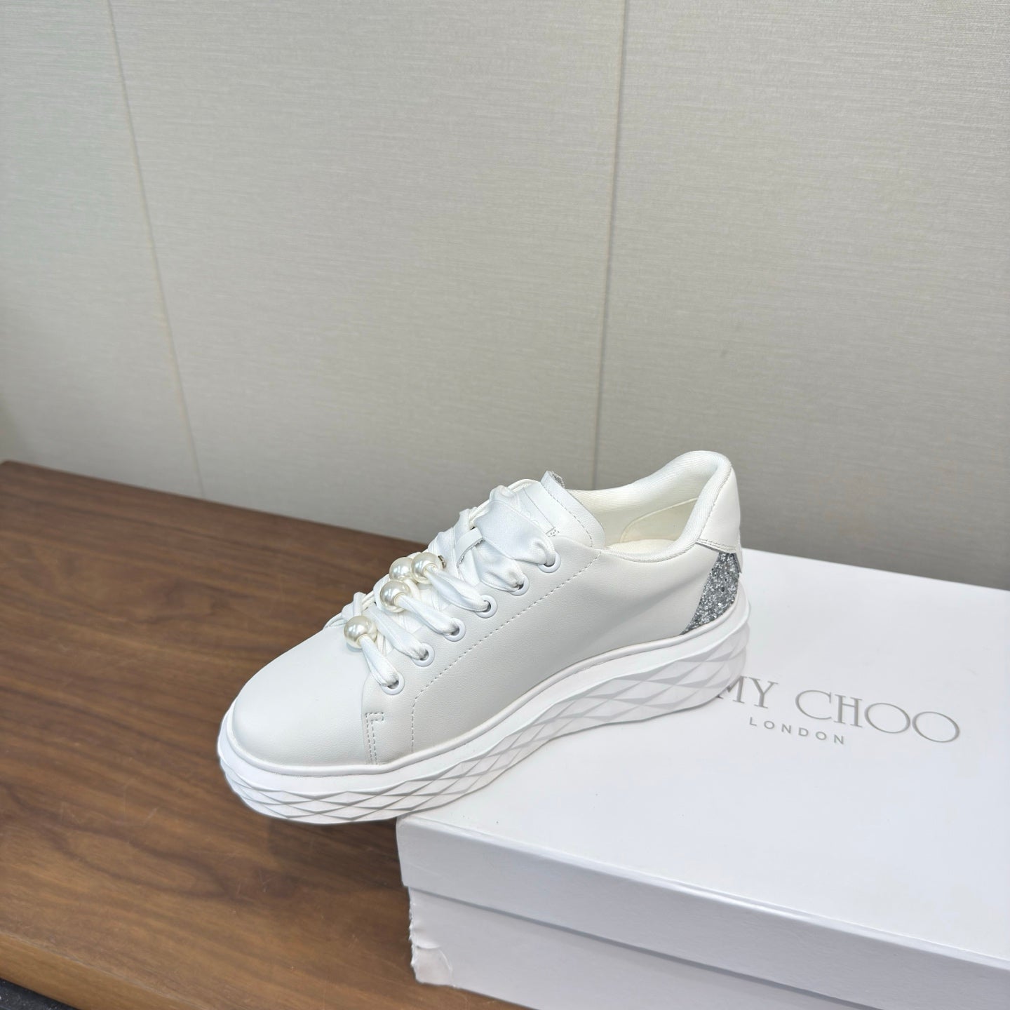 КРОСІВКИ JIMMY CHOO 26S, 55 ММ, З БІЛОЇ ТЕЛЯЧОЇ ШКІРИ, ПРИКРАШЕНІ ПЕРЛИНАМИ
