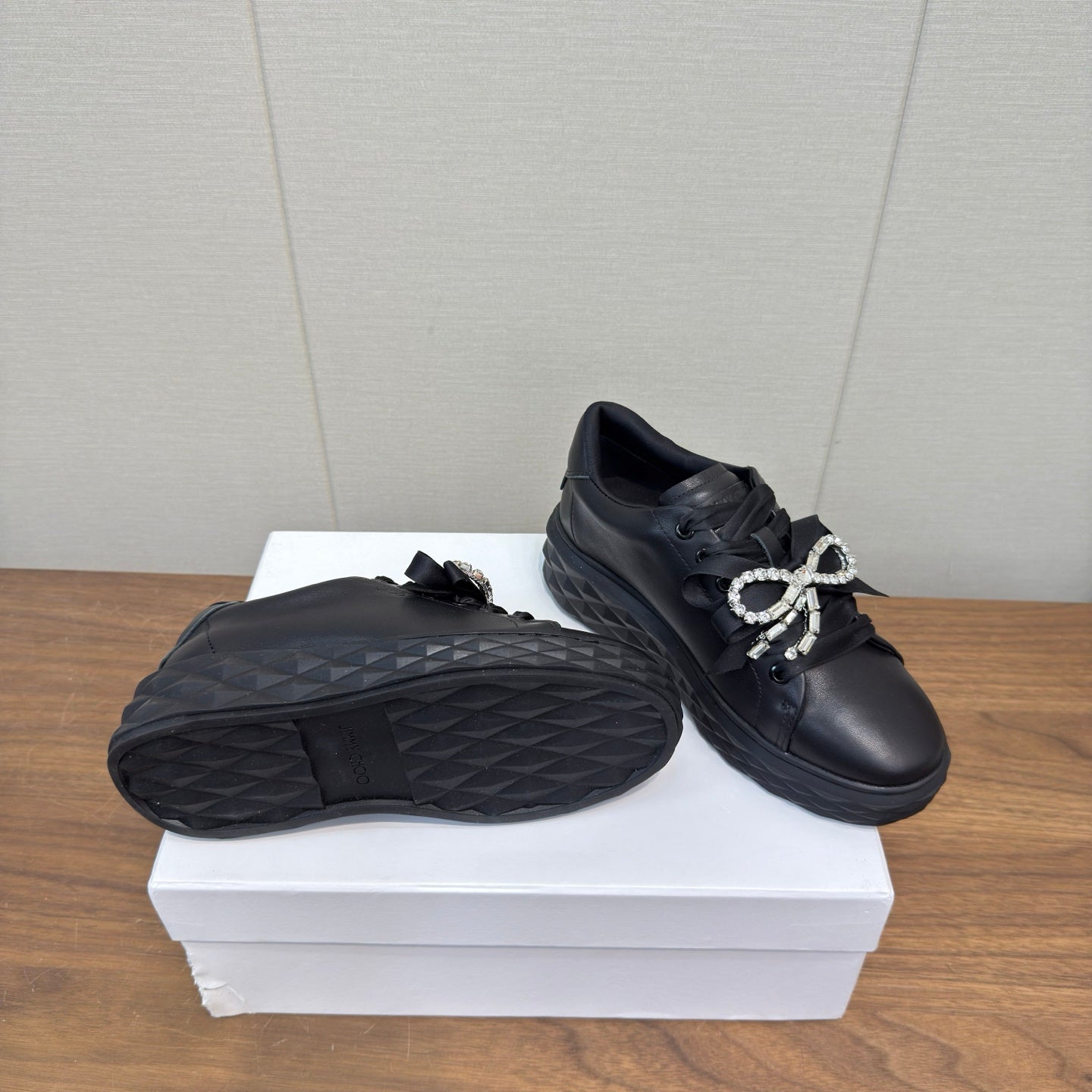КРОСІВКИ JIMMY CHOO 26S 55 ММ З ЧОРНОЇ ТЕЛЯЧОЇ ШКІРИ З БАНТОМ ІЗ КРИСТАЛІВ