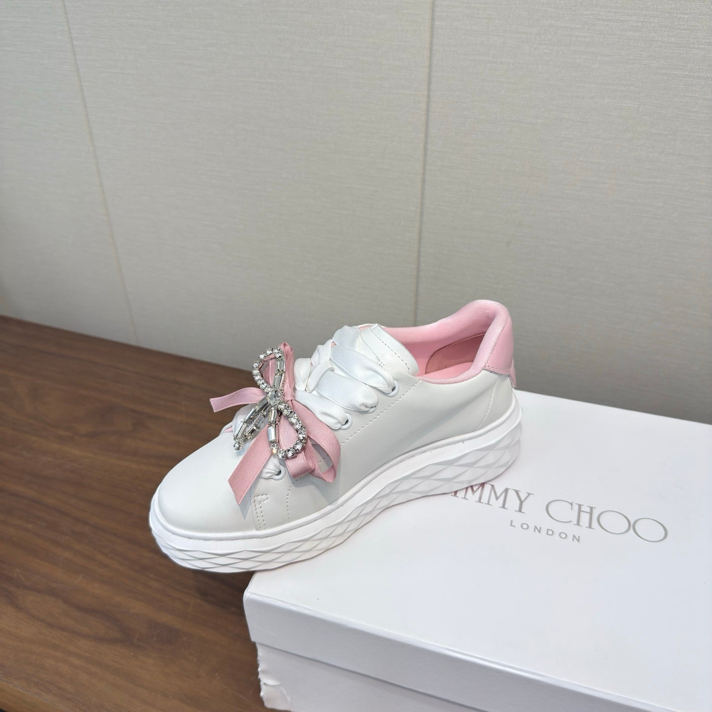КРОСІВКИ JIMMY CHOO 26S 55 ММ З БІЛОЇ ТА РОЖЕВОЇ ТЕЛЯЧОЇ ШКІРИ З КРИШТАЛЕВИМ БАНТОМ