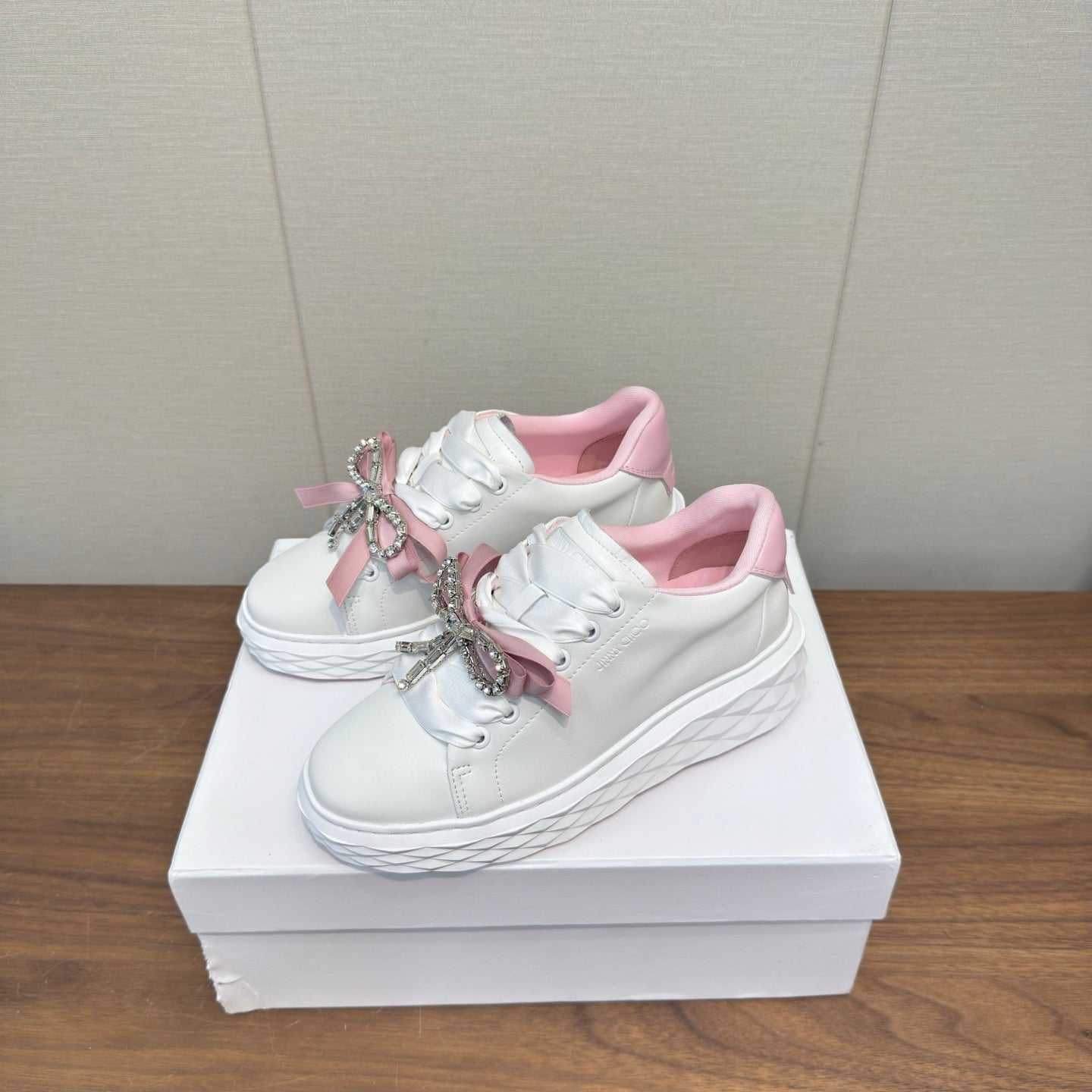 КРОСІВКИ JIMMY CHOO 26S 55 ММ З БІЛОЇ ТА РОЖЕВОЇ ТЕЛЯЧОЇ ШКІРИ З КРИШТАЛЕВИМ БАНТОМ
