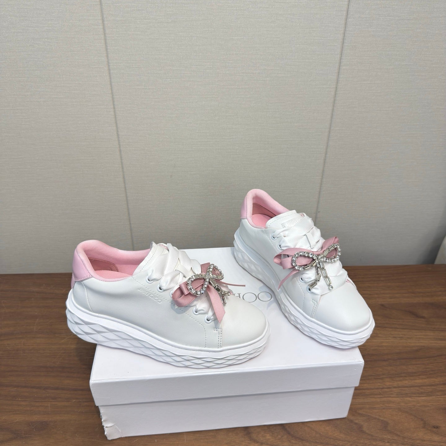 КРОСІВКИ JIMMY CHOO 26S 55 ММ З БІЛОЇ ТА РОЖЕВОЇ ТЕЛЯЧОЇ ШКІРИ З КРИШТАЛЕВИМ БАНТОМ