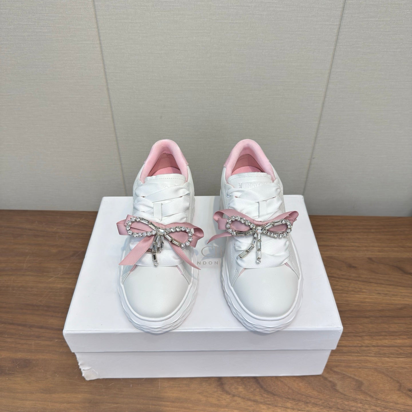 КРОСІВКИ JIMMY CHOO 26S 55 ММ З БІЛОЇ ТА РОЖЕВОЇ ТЕЛЯЧОЇ ШКІРИ З КРИШТАЛЕВИМ БАНТОМ