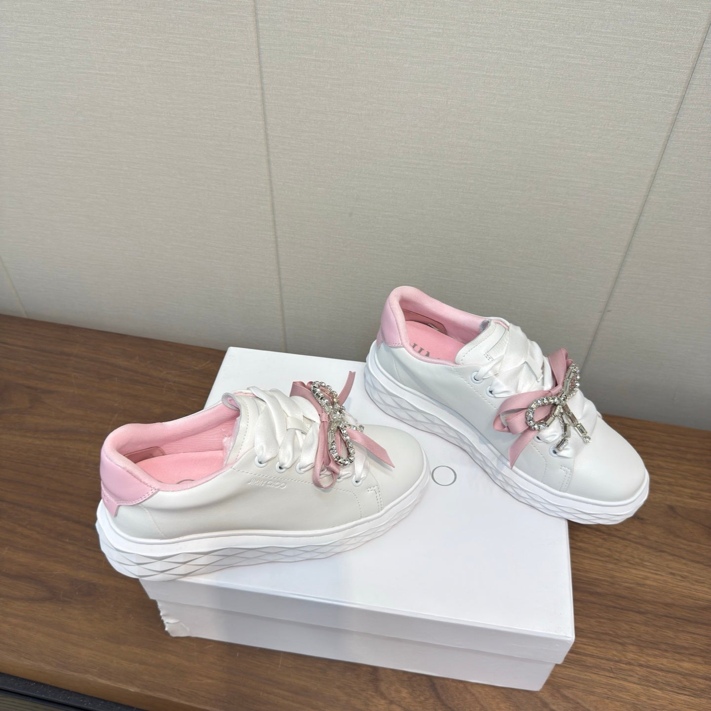КРОСІВКИ JIMMY CHOO 26S 55 ММ З БІЛОЇ ТА РОЖЕВОЇ ТЕЛЯЧОЇ ШКІРИ З КРИШТАЛЕВИМ БАНТОМ