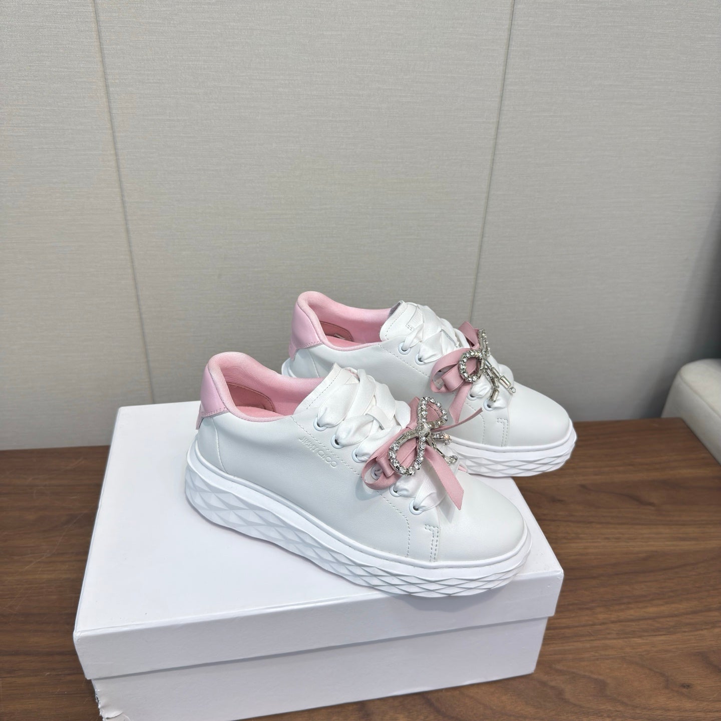 КРОСІВКИ JIMMY CHOO 26S 55 ММ З БІЛОЇ ТА РОЖЕВОЇ ТЕЛЯЧОЇ ШКІРИ З КРИШТАЛЕВИМ БАНТОМ