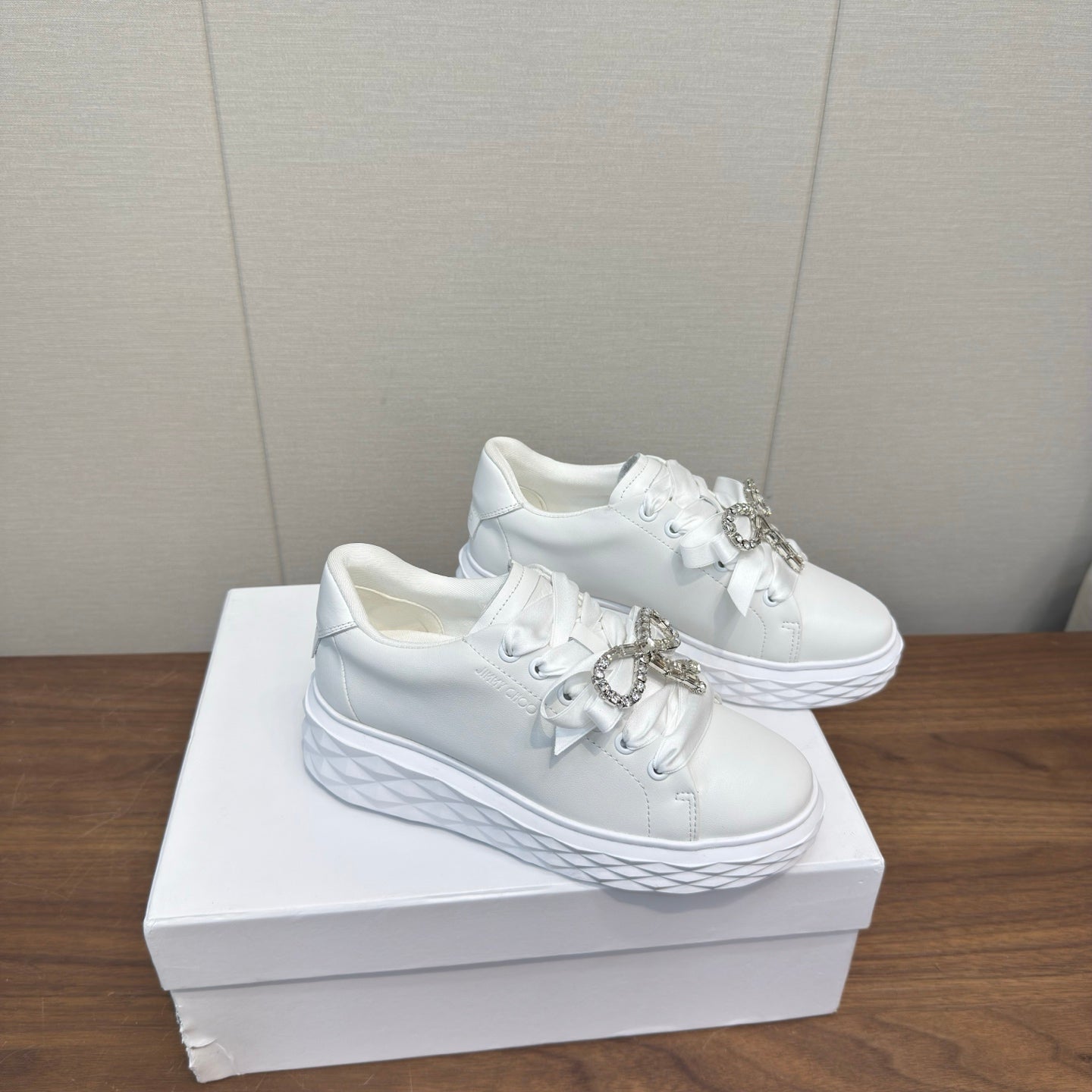 КРОСІВКИ JIMMY CHOO 26S З БІЛОЇ ТЕЛЯЧОЇ ШКІРИ З БАНТОМ ІЗ КРИСТАЛІВ, 55 ММ