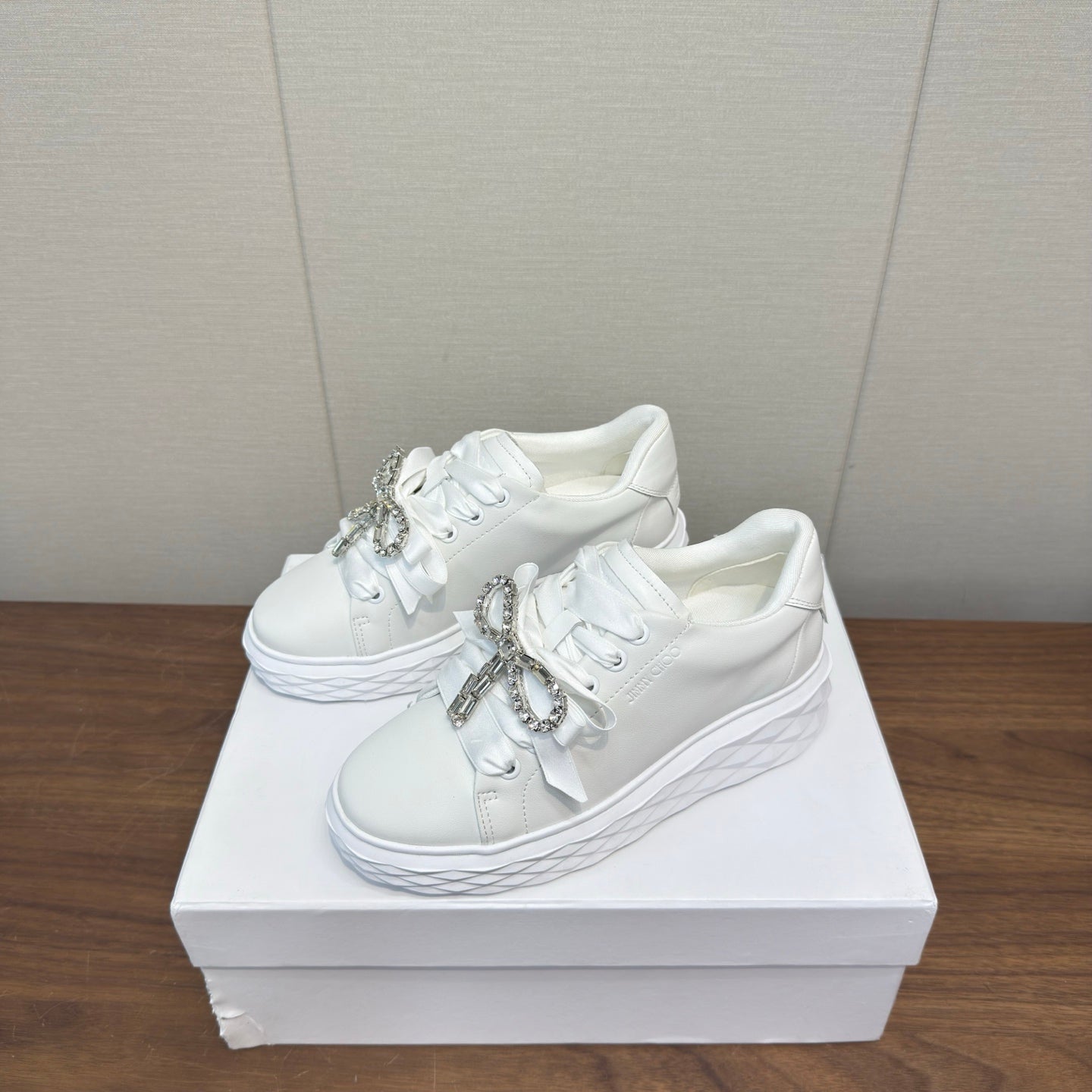 КРОСІВКИ JIMMY CHOO 26S З БІЛОЇ ТЕЛЯЧОЇ ШКІРИ З БАНТОМ ІЗ КРИСТАЛІВ, 55 ММ