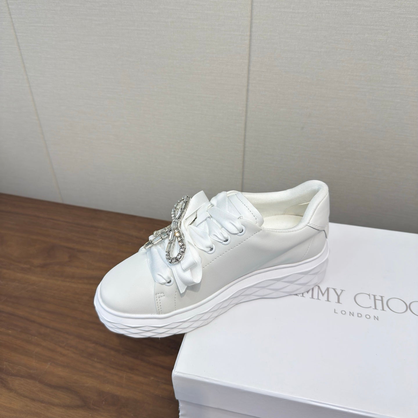 КРОСІВКИ JIMMY CHOO 26S З БІЛОЇ ТЕЛЯЧОЇ ШКІРИ З БАНТОМ ІЗ КРИСТАЛІВ, 55 ММ