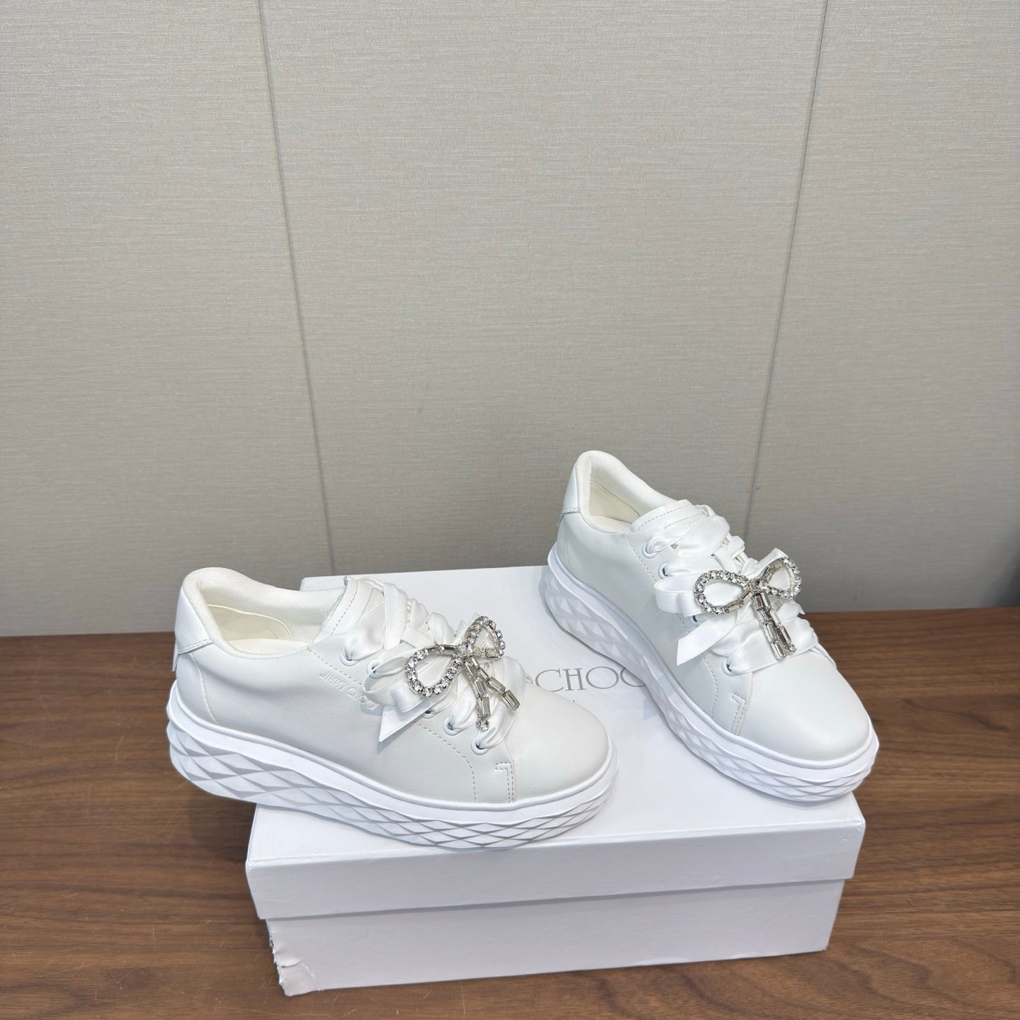 КРОСІВКИ JIMMY CHOO 26S З БІЛОЇ ТЕЛЯЧОЇ ШКІРИ З БАНТОМ ІЗ КРИСТАЛІВ, 55 ММ
