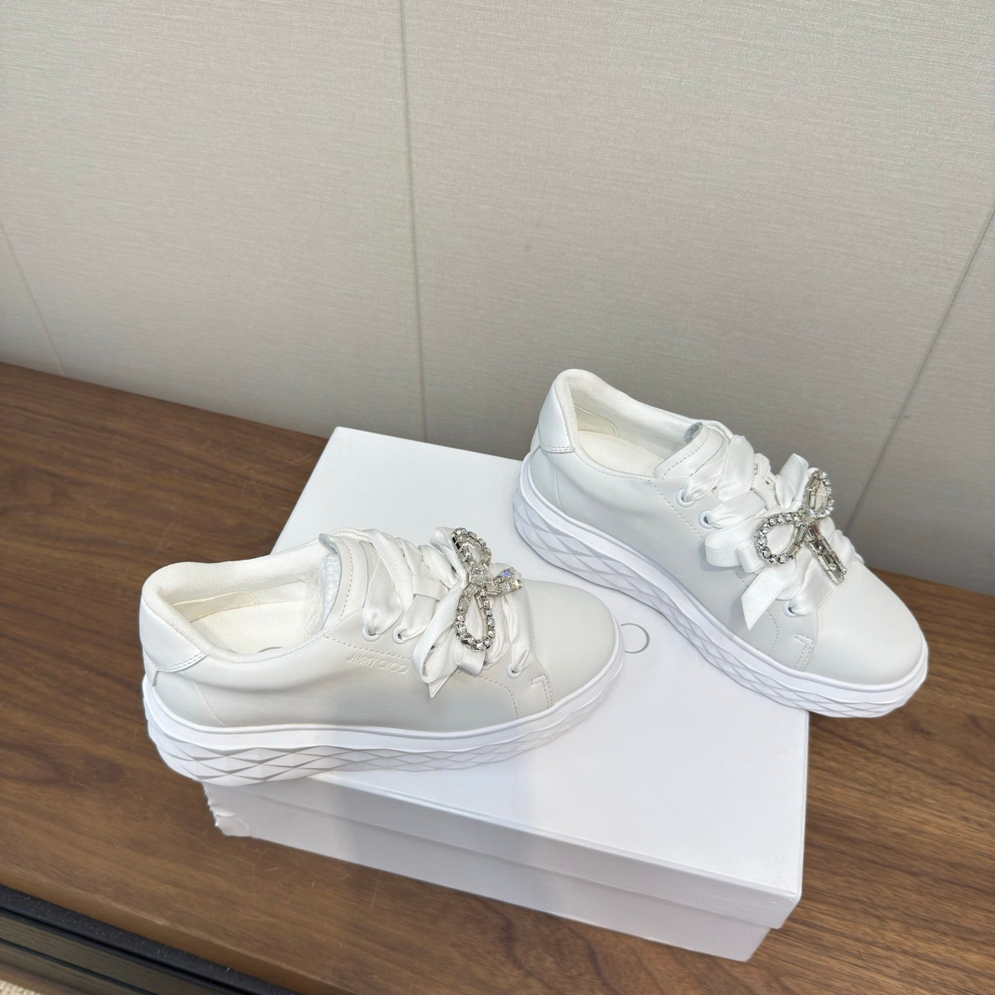 КРОСІВКИ JIMMY CHOO 26S З БІЛОЇ ТЕЛЯЧОЇ ШКІРИ З БАНТОМ ІЗ КРИСТАЛІВ, 55 ММ