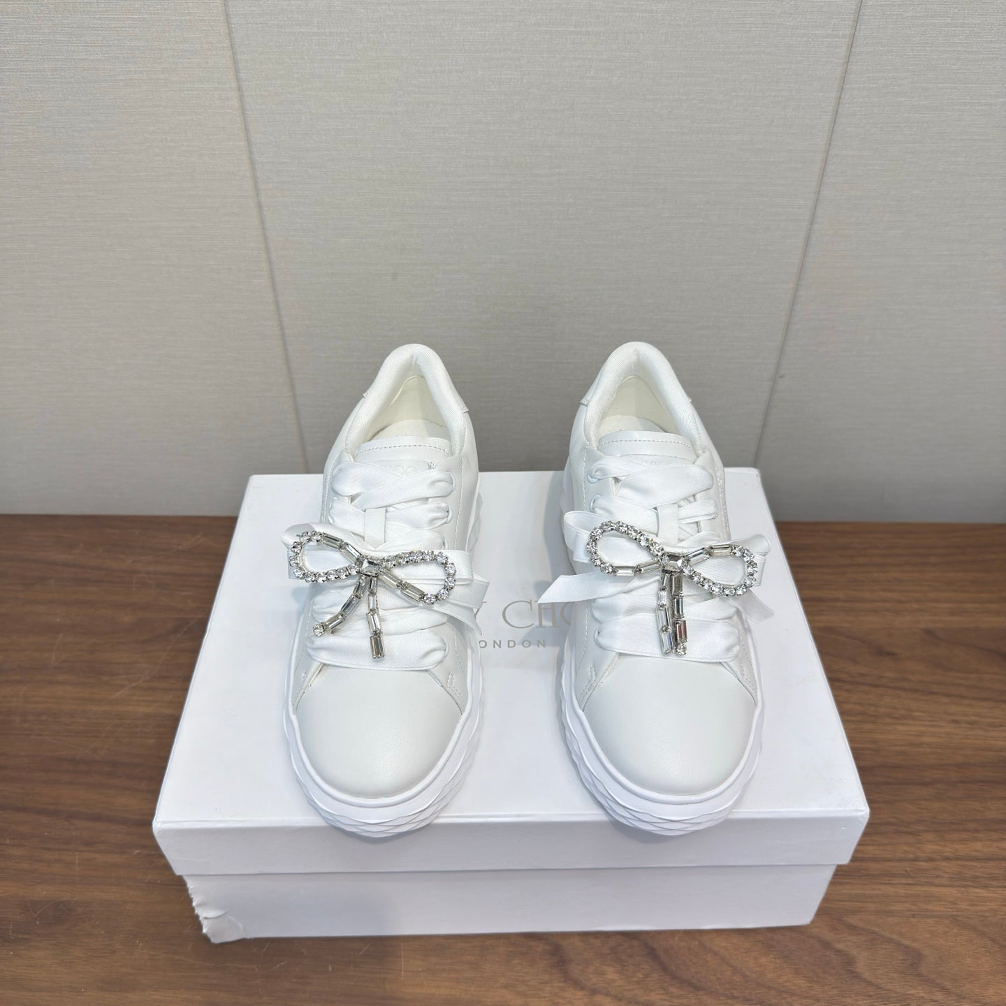 КРОСІВКИ JIMMY CHOO 26S З БІЛОЇ ТЕЛЯЧОЇ ШКІРИ З БАНТОМ ІЗ КРИСТАЛІВ, 55 ММ