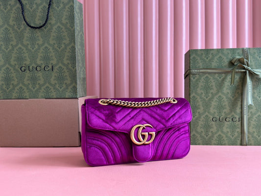 GUCCI 25S GG MARMONT 26 CM ІЗ ТЕМНО-РОЖЕВОГО ОКСАМИТУ З ФІОЛЕТОВИМ ВІДТІНКОМ ТА ЗОЛОТОЮ ФУРНІТУРОЮ