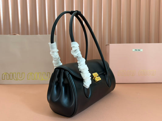 СУМКА BEAU TOP HANDLE 28 З ЧОРНОЇ ГЛЯНЦЕВОЇ ТЕЛЯЧОЇ ШКІРИ ІЗ ЗОЛОТОЮ ФУРНІТУРОЮ