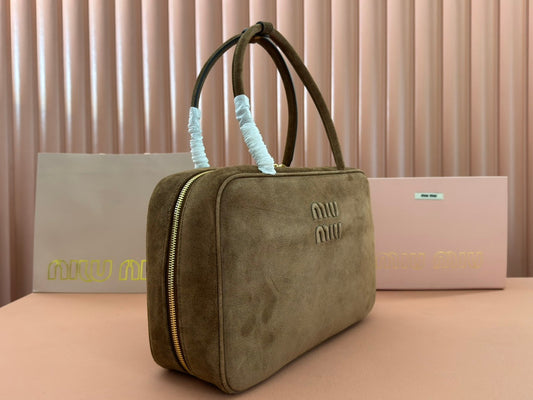 ЖІНОЧА СУМКА BEAU TOP HANDLE BAG 34 З ТИСНЕНИМ ЛОГОТИПОМ З КАВОВО-КОРИЧНЕВОЇ ЗАМШІ