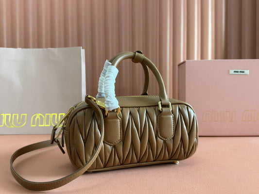 СУМКА ARCADIE MATELASSÉ 22 З ГЛЯНЦЕВОЇ ШКІРИ ЯГНЯТИ КОЛЬОРУ TAWNY BROWN