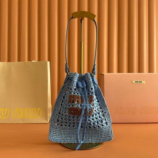 MIUMIU 26S СУМКА-ВІДРО WANDER 23 З СИНЬОЇ РАФІЇ ЗІ ШКІРЯНОЮ ОБРОБКОЮ