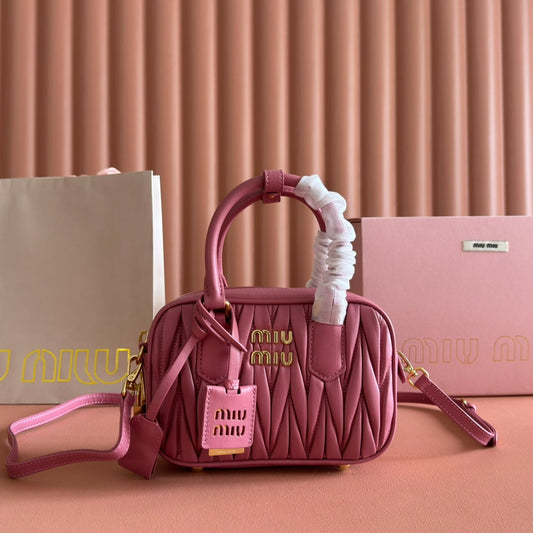 СУМКА MIUMIU 26S ARCADIE MATELASSE 19 З ТЕЛЯЧОЇ ШКІРИ ПИЛЬНО-РОЖЕВОГО КОЛЬОРУ ІЗ ЗОЛОТОЮ ФУРНІТУРОЮ