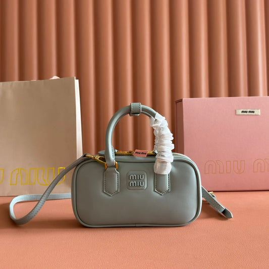 СУМКА MIUMIU 26S ARCADIE З ТЕЛЯЧОЇ ШКІРИ (19 СМ), КОЛІР SAGE GRAY, ЗОЛОТА ФУРНІТУРА