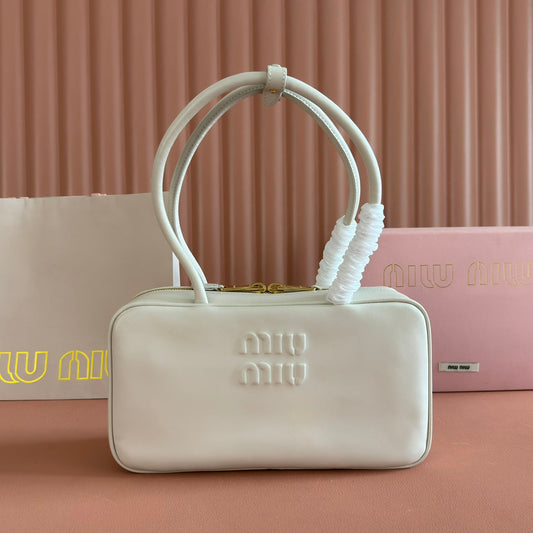 СУМКА MIUMIU 26S BEAU TOP HANDLE BAG 29 З БІЛОЇ ТЕЛЯЧОЇ ШКІРИ І ЗОЛОТОЮ ФУРНІТУРОЮ