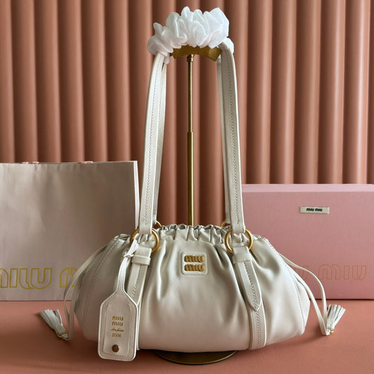 MIUMIU 26S JOIE СУМКА 32 З БІЛОЇ БЛИСКУЧОЇ ОВЕЧОЇ ШКІРИ З ЗОЛОТОЮ ФУРНІТУРОЮ