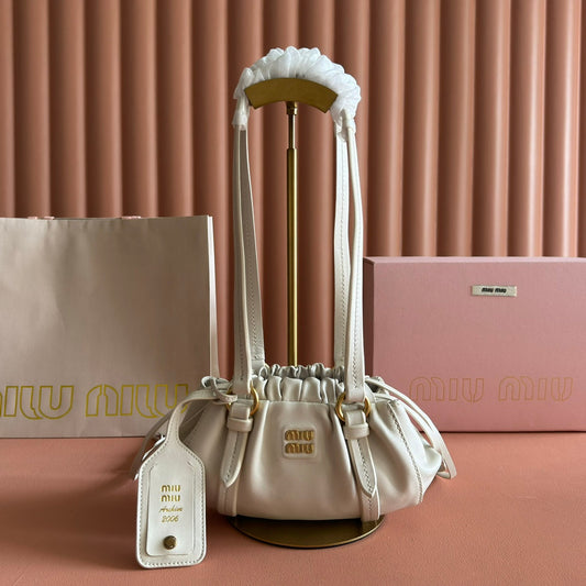 СУМКА MIUMIU 26S JOIE 22 З БІЛОЇ БЛИСКУЧОЇ ШКІРИ ЯГНЯТИ І ЗОЛОТОЮ ФУРНІТУРОЮ