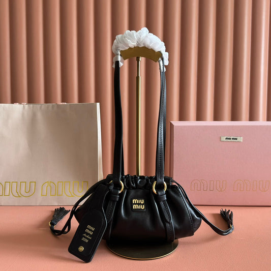 MIUMIU 26S JOIE СУМКА 22 ЧОРНА БЛИСКУЧА ОВЧИНА ЗОЛОТИСТА ФУРНІТУРА