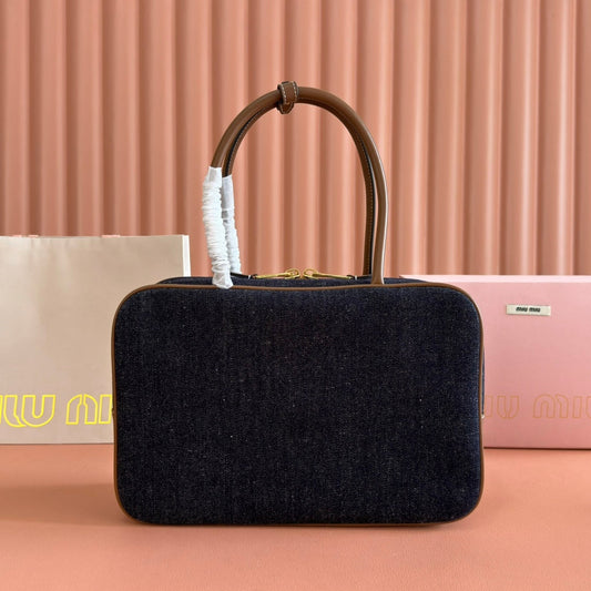 MIUMIU 25S СУМКА BEAU DENIM 34 З ТЕМНО-СИНЬОГО ДЕНІМУ ТА КОРИЧНЕВОЇ ТЕЛЯЧОЇ ШКІРИ