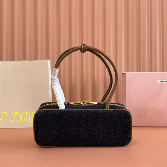 СУМКА MIUMIU 25S BEAU DENIM BAG 28 З ТЕМНО-СИНЬОГО ДЕНІМУ ТА КОРИЧНЕВОЇ ТЕЛЯЧОЇ ШКІРИ