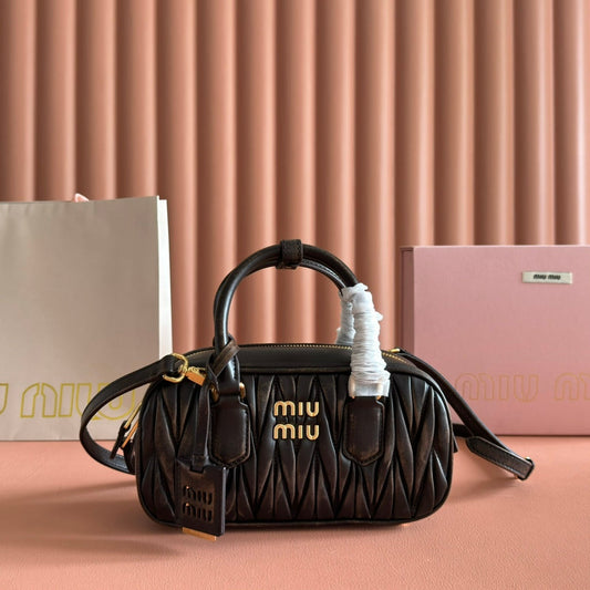 СУМКА MIUMIU 26S ARCADIE MATELASSE 22 З ЧОРНОЇ ТЕЛЯЧОЇ ШКІРИ ІЗ ЗОЛОТИСТОЮ ФУРНІТУРОЮ
