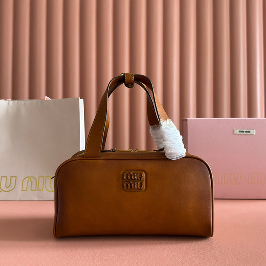 СУМКА MIUMIU 26S З ВЕРХНЬОЮ РУЧКОЮ, 28, ТЕМНО-КОРИЧНЕВА ТЕЛЯЧА ШКІРА, ЗОЛОТА ФУРНІТУРА