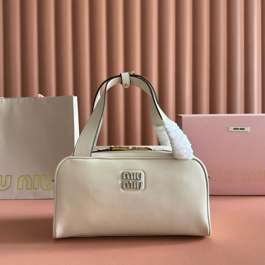 СУМКА MIUMIU 26S TOP-HANDLE 28 З БІЛОЇ ТЕЛЯЧОЇ ШКІРИ І ЗОЛОТОЮ ФУРНІТУРОЮ