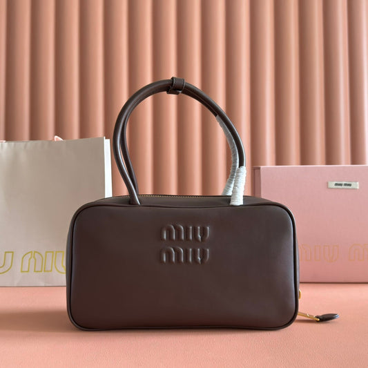 Сумка MIUMIU 26S BEAU TOP HANDLE BAG 29 З ТЕМНО-КОРИЧНЕВОЇ ШКІРИ ТЕЛЯТИ, ФУРНІТУРА ЗОЛОТОГО КОЛЬОРУ