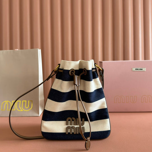 MIUMIU 26S BUCKET BAG 23 З ПОЛОТНА КРЕМОВОГО ТА ТЕМНО-СИНЬОГО КОЛЬОРІВ З ФУРНІТУРОЮ ЗОЛОТИСТОГО КОЛЬОРУ