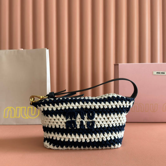 Сумка-клатч MIUMIU 26S розміром 25 із вовни кремового та темно-синього кольору з ручкою з телячої шкіри