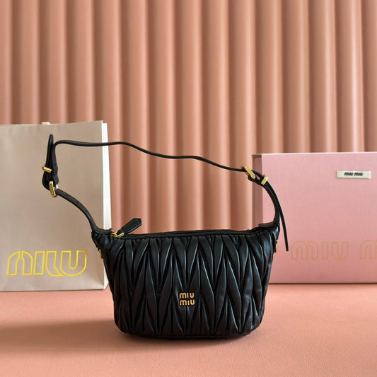 КЛАТЧ MIUMIU 26S POUCH BAG 15 ЧОРНА ТЕЛЯЧА ШКІРА ЗОЛОТИСТА ФУРНІТУРА