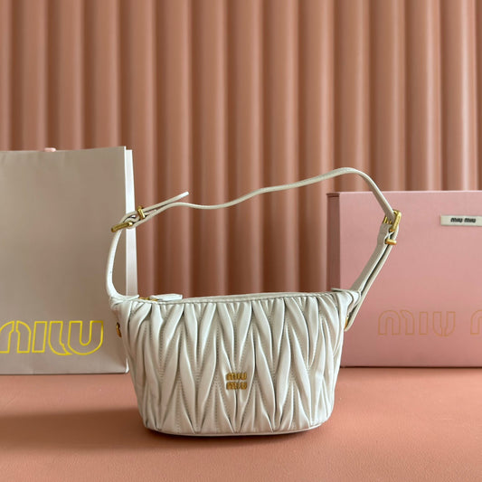 СУМКА-КЛАТЧ MIUMIU 26S 15 З БІЛОЇ ТЕЛЯЧОЇ ШКІРИ ЗІ ЗОЛОТОЮ ФУРНІТУРОЮ