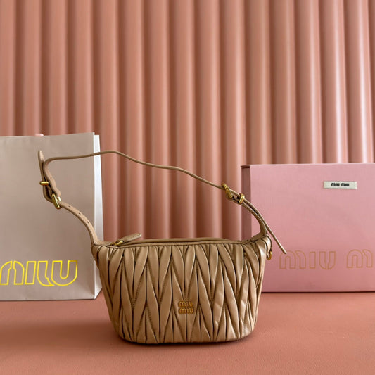 СУМКА-КЛАТЧ MIUMIU 26S 15 З ТЕМНО-БЕЖЕВОЇ ТЕЛЯЧОЇ ШКІРИ ІЗ ЗОЛОТОЮ ФУРНІТУРОЮ