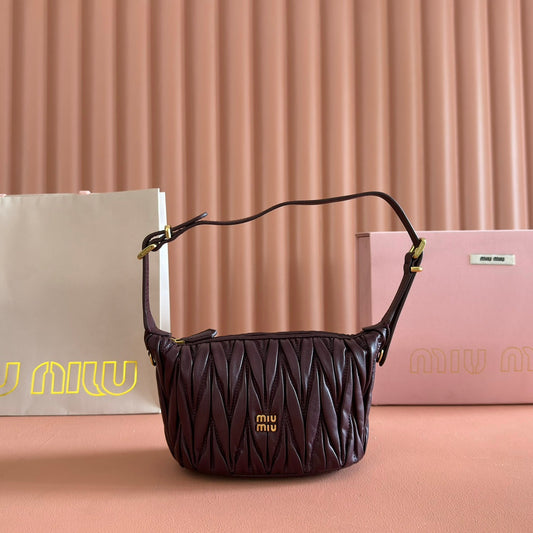 MIUMIU 26S СУМКА-КЛАТЧ 15 З ТЕЛЯЧОЇ ШКІРИ КОЛЬОРУ КАВИ ІЗ ЗОЛОТИСТОЮ ФУРНІТУРОЮ