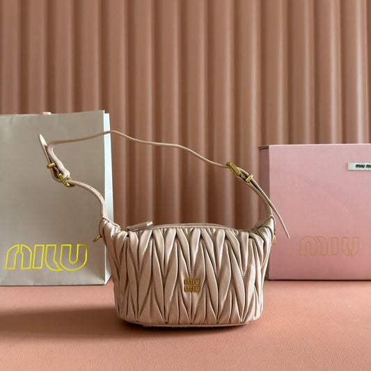СУМКА-КЛАТЧ MIUMIU 26S 15 СМ З ТЕЛЯЧОЇ ШКІРИ СВІТЛО-РОЖЕВОГО КОЛЬОРУ ІЗ ЗОЛОТИСТОЮ ФУРНІТУРОЮ