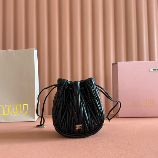 Сумка-клатч MIUMIU 26S MATELASSE 16 З ЧОРНОЇ ТЕЛЯЧОЇ ШКІРИ З ФУРНІТУРОЮ ЗІ ЗОЛОТА