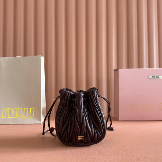 КЛАТЧ MIUMIU 26S MATELASSE 16 З ТЕМНО-КОРИЧНЕВОЇ ТЕЛЯЧОЇ ШКІРИ ІЗ ЗОЛОТОЮ ФУРНІТУРОЮ