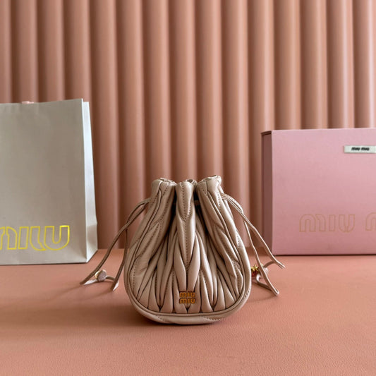 КЛАТЧ MIUMIU 26S MATELASSE 16 ЗІ СВІТЛО-БЕЖЕВОЇ ТЕЛЯЧОЇ ШКІРИ І ЗОЛОТОЮ ФУРНІТУРОЮ